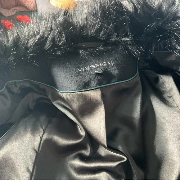 Via Spiga Elegant Black Coat with Faux Fur - Picture 6 of 7